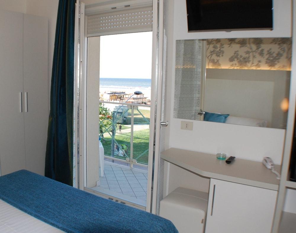 Hotel Rivazzurra Rimini Exteriör bild